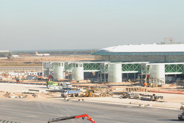 Fotografía de los pre-fingers de la nueva terminal sur del aeropuerto del Prat (Enero de 2008)